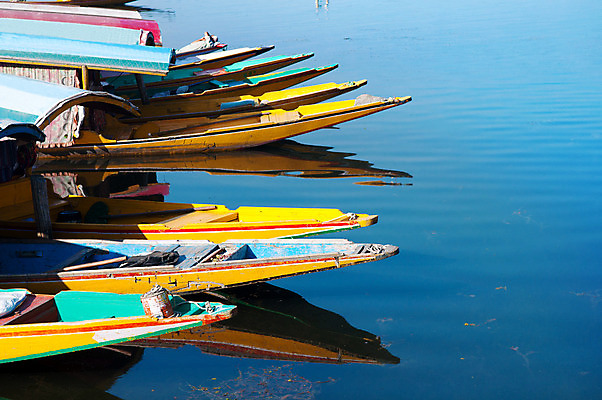 포토 JPG 해외이미지 전통 라이프스타일 공원 아시아 문화 호수 여행 교통시설 자연 하늘 산 동양인 풍경 사람없음 야외 목재 물 파란색 컬러풀 반사 마을 도시 보트 나룻배 이슬람교 인도인 택시 장면 지역 노젓기 내추럴 루트 전국 해외202004 해외포토 자연요소 외국인 나무 공공시설 나라 종교 컬러 교통 배_교통 재료 모션 승용차 자동차 인종 생활 시설 생태계 파일형식 이미지허브