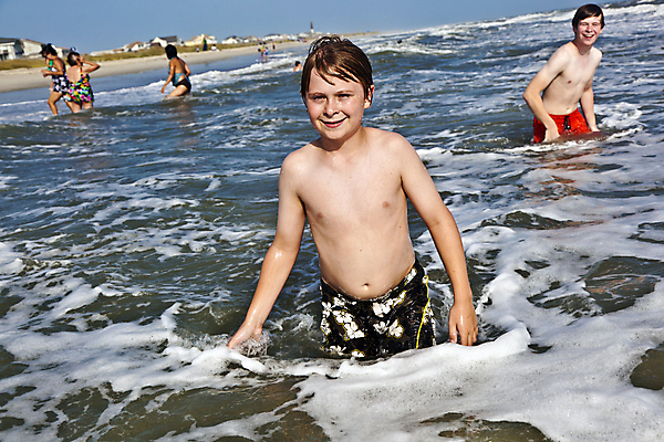포토 JPG 해외이미지 행복 감정 얼굴 어린이 모래 파도 바다 포즈 신체 가족 청소년 자연 놀이 휴가 따뜻함 사랑 미소 풍경 소년 야외 두명 10대 물 파란색 모래사장 태양 수영 미국 거품 기쁨 젖음 표현 신선 선탠 피부 형제 긍정 태평양 대서양 빨간머리 남동생 소금물 옛날 해외202004 해외포토 자연요소 헤어스타일 남자 컬러 컨셉 북아메리카 관계 표정 사람 신체부위 수상스포츠 생태계 동생 파일형식 이미지허브