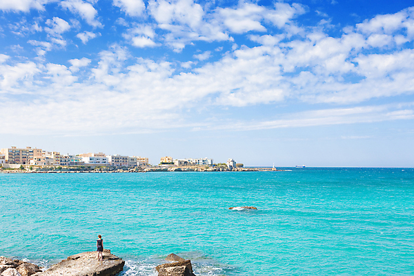 포토 JPG 해외이미지 전통 여자 유럽 바다 여행 휴가 한명 풍경 물 컬러풀 햇빛 걷기 항구 맑음 수영 이탈리아 산책로 도시 만 중세 역사 지중해 해안도시 암초 포트 스카이라인 리빙 두더지 터키석 해외202004 해외포토 자연요소 1 나라 길 컬러 교통시설 모션 날씨 사람 태양 수상스포츠 보석 파일형식 이미지허브