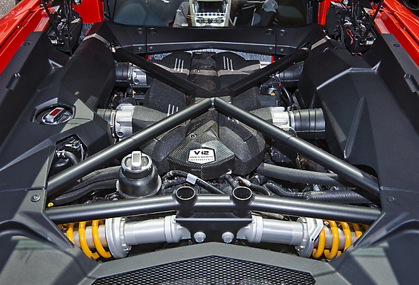 포토 JPG 해외이미지 스포츠 컨셉 부분 교통시설 자동차 새로움 사람없음 빨간색 빛 금속 힘 기계 이탈리아 운전 벨트 레이싱 고급 수리 휘발유 철 속도 스포츠카 볼트 연료 엔진 정비공 모터 스타일링 자동 조율 철강 세련 해외202004 해외포토 잡화 유럽 육상교통 컬러 교통 모션 재질 시합 공구 기술자 석유 시설 파일형식 이미지허브