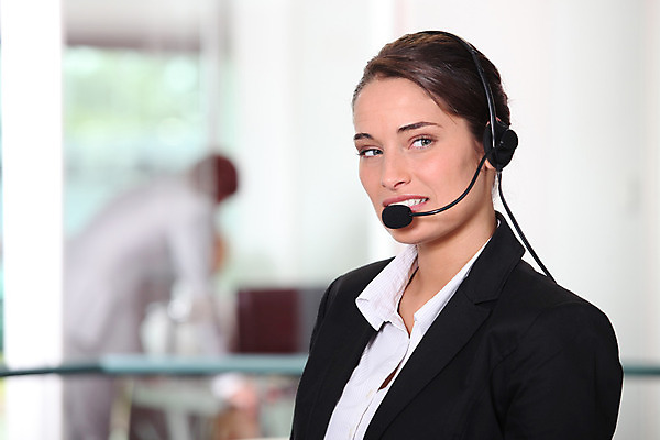 포토 JPG 해외이미지 백인 여자 비즈니스 대화 한명 사람 풍경 30대 파란색 갈색 헤드폰 어둠 듣기 흰색 작업 서비스 해외202004 해외포토 서양인 1 컬러 음향기기 모션 말하기 장년 파일형식 이미지허브