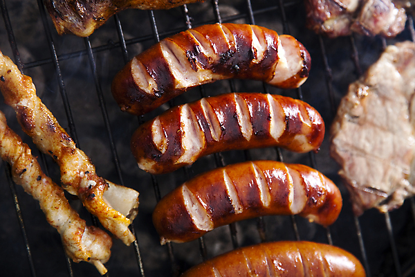 포토 JPG 해외이미지 주간 육류 요리 근접촬영 사람없음 야외 소시지 꼬치 그릴 바비큐 굽기 꼬치구이 소시지구이 해외202004 해외포토 자연요소 음식 뷰포인트 식재료 주방용품 가공식품 구이 파일형식 이미지허브