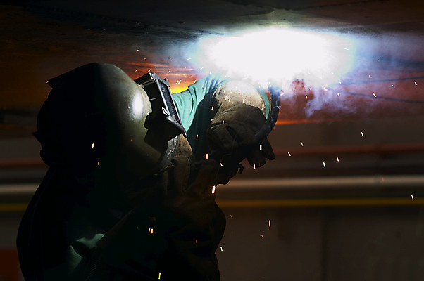 포토 JPG 해외이미지 직업 산업 불꽃 가면 안전 사람없음 금속 손전등 업무 제조 용접공 철강 화상 해외202004 해외포토 재질 불 조명 작업 상처 파일형식 이미지허브