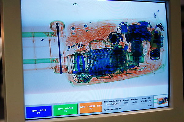 포토 JPG 해외이미지 사람없음 컴퓨터 스크린 공항 보안 수하물 해외202004 해외포토 교통시설 안전 전자제품 파일형식 이미지허브