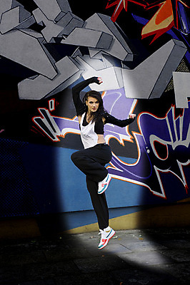 포토 JPG 해외이미지 백인 1 옷 여자 문화 음악 벽 스포츠 포즈 백그라운드 모션 거리 갈색머리 힙합 미술 한명 사람 성인 야외 건물 그래픽 10대 운동 점프 검은색 공연 댄서 에너지 흰색 표현 도시 그래피티 묘기 시원함 만화 유연 펑키 프리스타일 해외202004 해외포토 서양인 직업 헤어스타일 건축물 컬러 청소년 문화예술 건강 이벤트 낙서 그림 파일형식 이미지허브