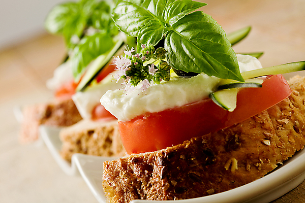 포토 JPG 해외이미지 빵 토마토 오이 샌드위치 사람없음 모짜렐라치즈 카프레제 해외202004 해외포토 음식 채소 치즈 샐러드 파일형식 이미지허브