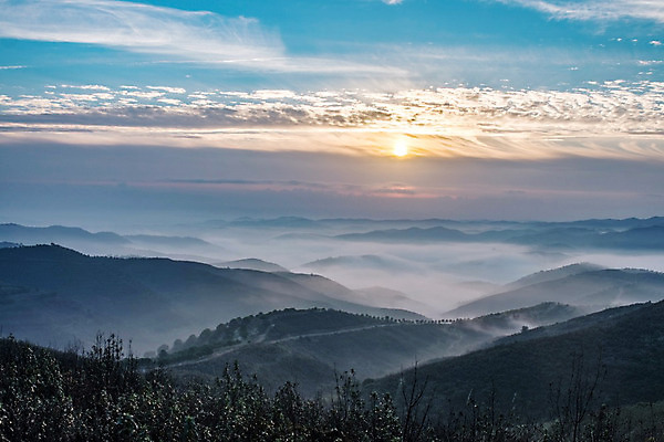 포토 JPG 해외이미지 구름 여행 백그라운드 겨울 자연 하늘 아침 날씨 산 풍경 사람없음 야외 태양 평화 일출 환경 추위 안개 흰색 매끈함 신비 무서움 포르투갈 언덕 장면 천국 내추럴 웅장함 수평선 해외202004 해외포토 주간 자연요소 계절 감정 유럽 컬러 컨셉 노을 감각 생태계 파일형식 이미지허브