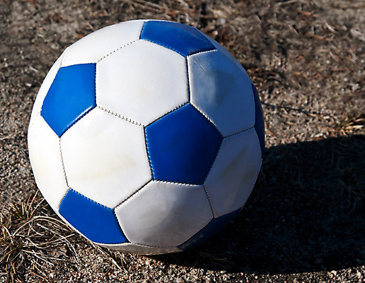 포토 JPG 해외이미지 스포츠 공 그림자 사람없음 야외 파란색 축구 장비 흰색 원형 가죽 싱글 땅바닥 해외202004 해외포토 도형 컬러 바닥 구기 파일형식 이미지허브