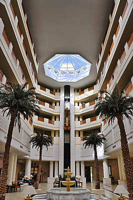 포토 JPG 해외이미지 라이프스타일 디자인 여행 비즈니스 건축양식 유리 호텔 휴가 바닥 실내 손바닥 사람없음 내부 건물 장식 빛 반사 우주 흰색 기둥 도시 고급 대리석 장노출 접수 스타일 안락 해외202004 해외포토 건축물 손 건축 컬러 컨셉 재료 재질 숙소 촬영기법 생활 파일형식 이미지허브