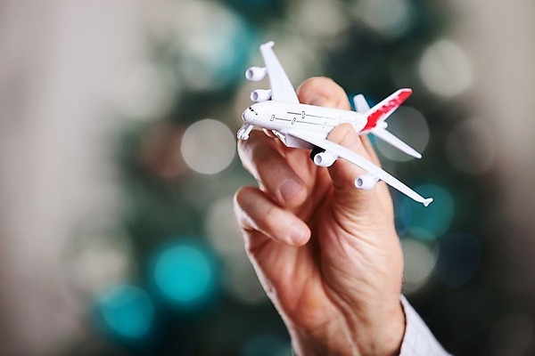 포토 JPG 해외이미지 백인 모델 1 라이프스타일 손 남자 여행 백그라운드 컨셉 크리스마스 날개 교통시설 휴가 비행기 아이디어 사람없음 장난감 자유 흰색 잡기 작음 항공 보케 제트기 대패 해외202004 해외포토 서양인 기념일 컬러 교통 항공교통 모션 대중교통 사람 생활 신체부위 크기 시설 파일형식 이미지허브