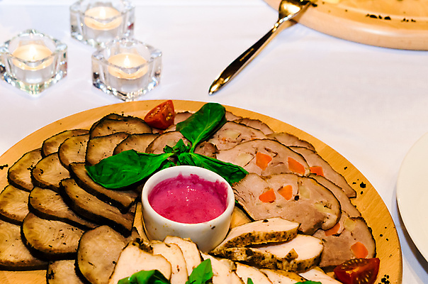 포토 JPG 해외이미지 접시 음식 빵 토마토 채소 탁자 치즈 건강 육류 어류 요리 사람없음 식당 식사 저녁식사 샐러드 튀김 그릴 아침식사 웨이터 해산물 서빙 점심식사 뷔페 해외202004 해외포토 직업 식기 가구 식재료 주방용품 유제품 상점 수중동물 파일형식 이미지허브