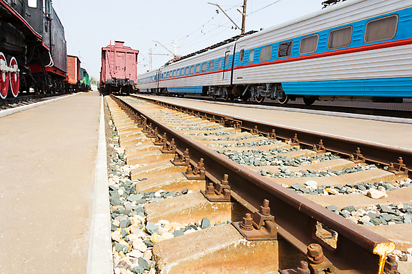 포토 JPG 해외이미지 도로 자동차 외벽 사람없음 기차 역 철 승합차 엔진 단상 디젤 방법 석탄 평야 해외202004 해외포토 길 육상교통 벽 교통시설 승용차 자연 대중교통 파일형식 이미지허브