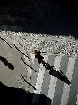 포토 JPG 해외이미지 유럽 선 이동 교통시설 거리 그림자 사람없음 자전거 프랑스 도시 파리(프랑스) 해외202004 해외포토 나라 교통 컨셉 바이크 시설 파일형식 이미지허브