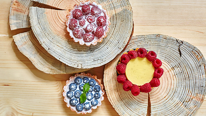 포토 JPG 해외이미지 접시 열매 음식 백그라운드 과일 탁자 딸기 디저트 건강 요리 사람없음 목재 빨간색 초록색 여름 파란색 컬러풀 케이크 식사 빵집 껍질 흰색 신선 달콤 맛 설탕 굽기 먹기 민트 크림 유기농 블루베리 산딸기 레시피 블랙베리 프랑스어 숙성 커스터드 타르트 페스츄리 핸드메이드 해외202004 해외포토 나무 식물 문자 식기 웰빙 계절 빵 컬러 가구 컨셉 재료 모션 상점 구이 허브 파이_빵 파일형식 이미지허브