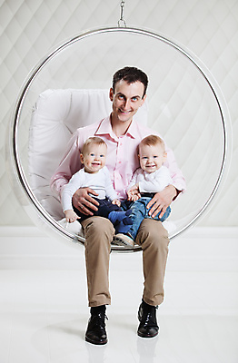 포토 JPG 해외이미지 백인 라이프스타일 응시 행복 아들 어린이 가구 2 가족 놀이 주택 실내 매달리기 사람 앉기 소년 성인 내부 세명 유행 활발 육아 흰색 아기 아빠 재산 고급 우아함 쌍둥이 형제 걸음마 여의주 스타일 해외202004 해외포토 서양인 시선 남자 감정 컬러 생활용품 컨셉 관계 모션 건물 생활 금융 파일형식 이미지허브