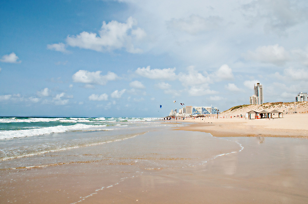 포토 JPG 해외이미지 스포츠 파도 바다 여행 하늘 바람 휴가 항해 사람없음 물 파란색 햇빛 태양 여행객 윈드서핑 도시 주름 서핑 중앙 지중해 연 스카이라인 이스라엘 해외202004 해외포토 자연요소 컬러 배_교통 날씨 사람 놀이용품 수상스포츠 서아시아 파일형식 이미지허브