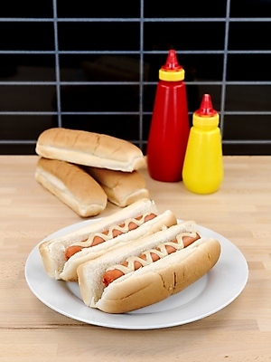 포토 JPG 해외이미지 접시 빵 실내 사람없음 케첩 머스터드 핫도그 나무탁자 소스통 해외202004 해외포토 식기 음식 탁자 패스트푸드 통 내부 소스_음식 파일형식 이미지허브