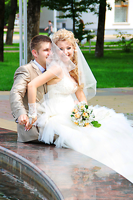 포토 JPG 해외이미지 백인 커플 여자 남자 꽃 행복 감정 꽃다발 결혼 장난 관계 결혼식 키스 함께함 사랑 웃음 사람 성인 야외 두명 유행 반지 베일 해외202004 해외포토 서양인 식물 컨셉 장신구 표정 이벤트 애정표현 파일형식 이미지허브