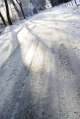 포토 JPG 해외이미지 계절 도로 길 겨울 자연 날씨 거리 풍경 사람없음 냉동 얼음 추위 시골 숲 위험 아스팔트 사건 서리 눈내림 해외202004 해외포토 자연요소 컨셉 교통시설 눈_날씨 생태계 파일형식 이미지허브