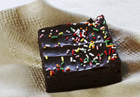 포토 JPG 해외이미지 디저트 사람없음 케이크 초콜릿 어둠 대접 달콤 자르기 뿌리기 냅킨 정사각형 브라우니 프로스팅 해외202004 해외포토 도형 음식 모션 맛 제빵 파일형식 이미지허브