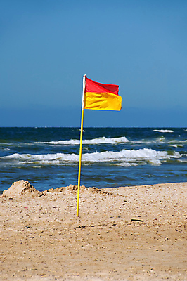 포토 JPG 해외이미지 모래 파도 바다 바람 경비 안전 사람없음 빨간색 물 여름 태양 노란색 맑음 깃발 보호 손목시계 안전요원 해외202004 해외포토 자연요소 계절 시계 컬러 컨셉 장신구 날씨 파일형식 이미지허브