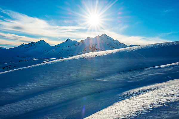 포토 JPG 해외이미지 구름 계절 유럽 스포츠 여행 겨울 자연 하늘 휴가 스키 산 풍경 경사 사람없음 야외 파란색 태양 맑음 얼음 추위 안개 흰색 스노우보드 정상 고도 언덕 휴양지 빙하 오르기 알프스 절정 눈내림 해외202004 해외포토 자연요소 나라 컬러 모션 날씨 겨울스포츠 눈_날씨 장소 보드_스포츠 생태계 파일형식 이미지허브