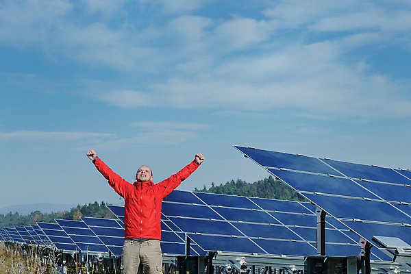 포토 JPG 해외이미지 주간 구름 남자 하늘 한명 상반신 성인 야외 앞모습 주먹 만세 태양에너지 집열판 성인남자한명만 해외202004 해외포토 자연요소 1 뷰포인트 모션 사람 그린에너지 남자한명만 성인남자만 파일형식 이미지허브