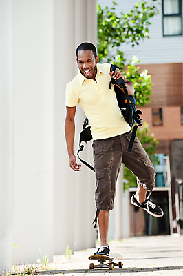 포토 JPG 해외이미지 전신 학생 남자 행복 한명 웃음 사람 성인 야외 앞모습 스케이트보드 승차 즐거움 복고 성인남자한명만 해외202004 해외포토 1 감정 뷰포인트 모션 표정 보드_스포츠 남자한명만 성인남자만 파일형식 이미지허브