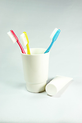 포토 JPG 해외이미지 유리 사람없음 세트 치아 칫솔 치약 돌봄 해외202004 해외포토 모션 재질 위생용품 소화기관 파일형식 이미지허브