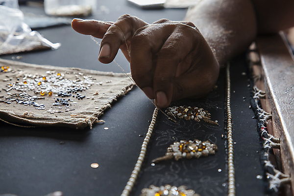 포토 JPG 해외이미지 전통 손 디자인 옷 여자 산업 결혼 공장 탁자 미술 동양인 정장 이벤트 사람없음 장식 유행 축제 직물 업무 화려 작업실 실 바느질 자르기 인도인 준비 기회 자수 이익 재단 고용 라마단 수입 아랍어 정중 파키스탄 핸드메이드 해외202004 해외포토 외국인 아시아 가구 컨셉 공업 모션 문화예술 사람 인종 신체부위 구직 작업 채용 파일형식 이미지허브