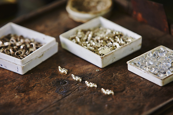 포토 JPG 해외이미지 비즈니스 장신구 탁자 직장 기술 미술 사람없음 목재 장식 금속 수확 도구 반지 업무 작업실 작업장 수리 제조 은색 보석 책상 서비스 작업도구 개성 수공예 구식 스리랑카 조작 핸드메이드 해외202004 해외포토 나무 산업 아시아 컬러 가구 농업 회사 재료 재질 문화예술 작업 광석 공예 파일형식 이미지허브