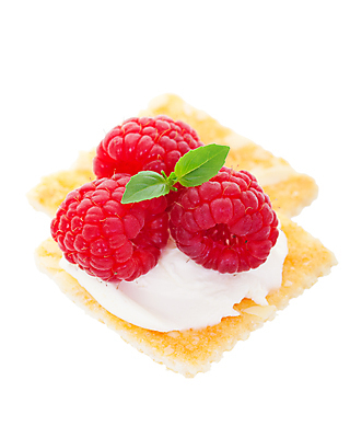 포토 JPG 해외이미지 음식 다이어트 과일 치즈 건강 사람없음 빨간색 크래커 펼침 신선 고명 황금 우아함 달콤 허브 흰배경 날것 정사각형 산딸기 아몬드 고립 크림치즈 해외202004 해외포토 도형 식물 컬러 백그라운드 컨셉 모션 유제품 쿠키 견과류 흰색 맛 파일형식 이미지허브