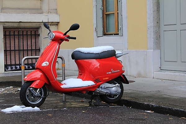 포토 JPG 해외이미지 계절 겨울 일러스트 교통시설 풍경 사람없음 빨간색 컬러풀 운전 스쿠터 오토바이 흰색 도시 바퀴 속도 타이어 슛 고립 해외202004 해외포토 컬러 교통 모션 바이크 시설 파일형식 이미지허브