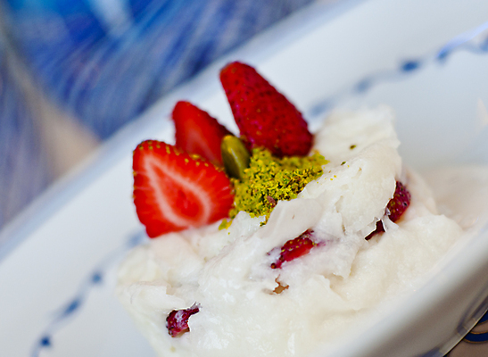 포토 JPG 해외이미지 전통 접시 음식 백그라운드 딸기 디저트 요리 사람없음 장미 식당 식사 저녁식사 궁전 우유 화려 클래식 달콤 맛 은색 설탕 먹기 배고픔 서비스 레시피 칠면조 점심식사 식욕 제국 추출 피스타치오 해외202004 튀르키예 해외포토 식기 꽃 아시아 컬러 컨셉 고건축 과일 모션 조류 유제품 상점 견과류 파일형식 이미지허브