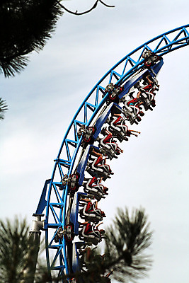 포토 JPG 해외이미지 공원 남자 무기 어린이 포즈 백그라운드 곡선 모션 하늘 사람 경사 사람없음 파란색 축제 외침 놀이공원 고통 원형 그룹 승차 위험 무서움 속도 흥분 날카로움 롤러 공평 비명 테마 해외202004 해외포토 도형 공공시설 감정 선 컬러 컨셉 소리 테마파크 파일형식 이미지허브