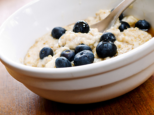 포토 JPG 해외이미지 열매 다이어트 과일 건강 사람없음 사발 아침식사 블루베리 오트밀 해외202004 해외포토 식물 식사 사기그릇 파일형식 귀리 이미지허브