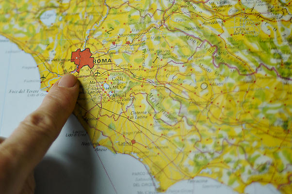 포토 JPG 해외이미지 손 교육 문화 지도 손가락 사람없음 스터디 정보 가리킴 닫기 인쇄 나침반 로마 방향 쇼 보여주기 지리 해외202004 해외포토 모션 손짓 신체부위 학습 이탈리아 파일형식 이미지허브