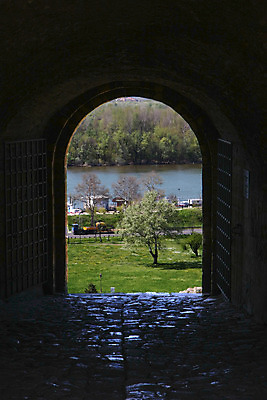 포토 JPG 해외이미지 유럽 벽 건축양식 벽돌 풍경 사람없음 야외 강 골동품 도시 성 중세 역사 대문 다뉴브강 세르비아 옛날 해외202004 해외포토 건축물 건축 나라 문 파일형식 이미지허브