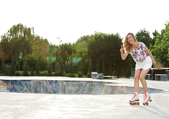 포토 JPG 해외이미지 전신 공원 여자 행복 한명 서기 미소 20대 성인 야외 앞모습 옆모습 여름 복고 브이 롤러스케이트화 성인여자한명만 해외202004 해외포토 1 계절 공공시설 감정 뷰포인트 모션 표정 사람 손짓 청년 롤러블레이드 여자한명만 성인여자만 파일형식 이미지허브