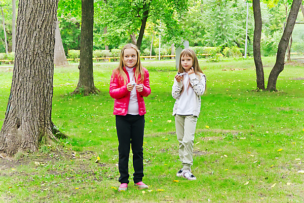 포토 JPG 해외이미지 백인 여학생 여자 유럽 어린이 2 놀이 두명 금발 흰색 9 8 6 먹기 언니 7 해외202004 해외포토 서양인 학생 헤어스타일 나라 컬러 가족 모션 사람 숫자 자매 파일형식 이미지허브