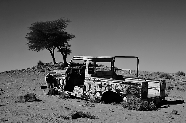 포토 JPG 해외이미지 영어 도로 여행 농업 교통시설 자동차 영국 건조 사람없음 농장 기계 손상 사막 수확 시골 바퀴 수비 클래식 땅 지프 트로피 부식 복고 낙타 지역 짐차 모터 비포장도로 옛날 중고 해외202004 해외포토 문자 유럽 산업 길 육상교통 교통 컨셉 포유류 모션 승용차 상_우승 시설 파일형식 이미지허브