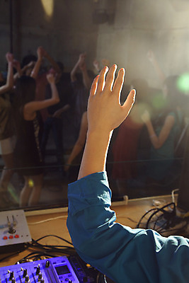 포토 JPG 해외이미지 라이프스타일 긴머리 손 여자 행복 음악 청소년 짧은머리 갈색머리 기술 실내 여러명 20대 아웃포커스 신체부위 세로 컬러풀 유행 손들기 중국 활발 공연 듣기 야간 DJ 만족 클럽 흥분 베이징 팔 유흥 시리즈 해외202004 해외포토 자연요소 헤어스타일 감정 아시아 컬러 다수 컨셉 모션 문화예술 촬영기법 사람 이벤트 청년 내부 생활 파일형식 이미지허브