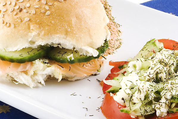 포토 JPG 해외이미지 접시 음식 토마토 오이 샌드위치 건강 사람없음 식사 샐러드 브런치 롤 깨 연어 점심식사 딜 번 해외202004 해외포토 식기 빵 채소 식재료 어류 조미료 파일형식 이미지허브