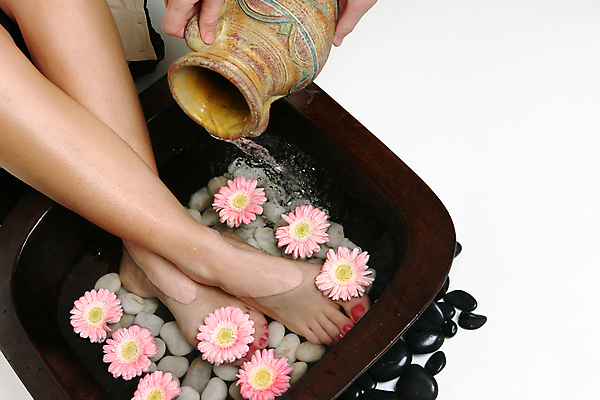 포토 JPG 해외이미지 여자 꽃 발 휴식 따뜻함 성인 물 스파 조약돌 흰배경 데이지 아로마테라피 테라피 페디큐어 해외202004 해외포토 자연요소 식물 백그라운드 컨셉 사람 신체부위 뷰티 돌_바위 흰색 파일형식 이미지허브