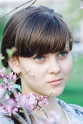 포토 JPG 해외이미지 1 응시 공원 여자 행복 얼굴 포즈 자연 한명 미소 사람 성인 야외 초록색 여름 햇빛 머리 개화 싱글 거짓말 유일 해외202004 해외포토 시선 계절 공공시설 꽃 감정 컬러 표정 신체부위 태양 생태계 파일형식 이미지허브