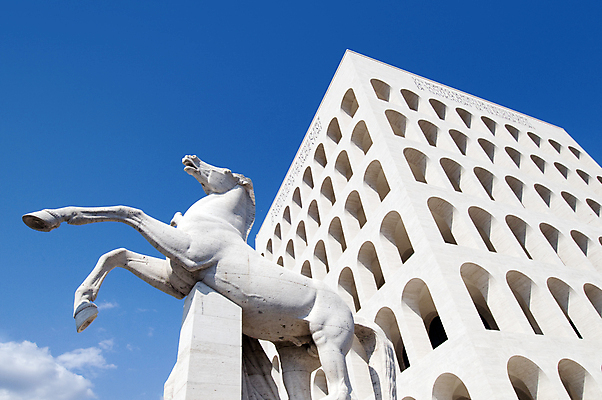 포토 JPG 해외이미지 선 조각 백그라운드 건축양식 하늘 미술 사람없음 건물 파란색 조각상 이탈리아 궁전 흰색 역사 로마 심볼 아치 정사각형 각도 대리석 콜로세움 천연기념물 정문 줄서기 스타일 해외202004 해외포토 도형 건축물 건축 유럽 컬러 고건축 재료 모션 문화예술 조형물 문 파일형식 이미지허브