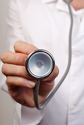 포토 JPG 해외이미지 직업 남자 행복 과학 백그라운드 유니폼 신체 청진기 넥타이 추상 건강 병원 사람 성인 사람없음 약 펜 건강관리 시험 의사 코트 흰색 기구 공구 업무 주머니 돌봄 해외202004 해외포토 잡화 옷 교육 감정 컬러 무늬 의학 의료기기 모션 관리 필기구 외투 의료진 도구 작업 파일형식 이미지허브