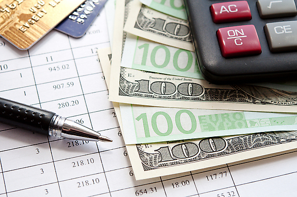 포토 JPG 해외이미지 종이 컨셉 돈 비즈니스 직장 사람없음 금융 펜 달러 자료 거래 계산기 유로 신용카드 보고서 문서 상업 계좌 수입 해외202004 해외포토 회사 문구용품 경제 필기구 장비 재산 파일형식 이미지허브