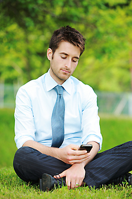 포토 JPG 해외이미지 백인 라이프스타일 공원 자연 한명 앉기 야외 세로 초록색 스마트폰 자유 신선 직장인 비즈니스맨 전화기 성인남자만 해외202004 해외포토 서양인 직업 1 공공시설 남자 컬러 컨셉 비즈니스 모션 사람 생활 핸드폰 스마트기기 생태계 남자만 성인만 파일형식 이미지허브