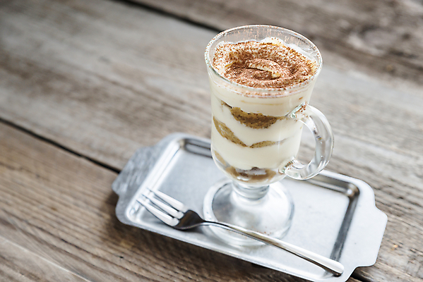 포토 JPG 해외이미지 전통 접시 별 커피 음식 포크 유리 탁자 디저트 치즈 주류 쟁반 요리 사람없음 목재 장식 빨간색 빛 갈색 케이크 금속 초콜릿 숟가락 이탈리아 카페 신선 고급 달콤 맛 가루 크림 싱글 정사각형 코코아 시나몬 크림치즈 페스츄리 티라미수 막 해외202004 해외포토 자연요소 도형 나무 식기 유럽 음료 빵 컬러 가구 컨셉 재료 재질 유제품 수저 상점 파일형식 이미지허브